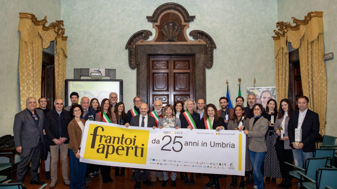 A PALAZZO DONINI CERIMONIA DI CELEBRAZIONE DEI 25 ANNI DI “FRANTOI APERTI IN UMBRIA” ALLA PRESENZA DELLA PRESIDENTE DELLA REGIONE TESEI, DEI FRANTOIANI E DEGLI AMMINISTRATORI DEI COMUNI ADERENTI