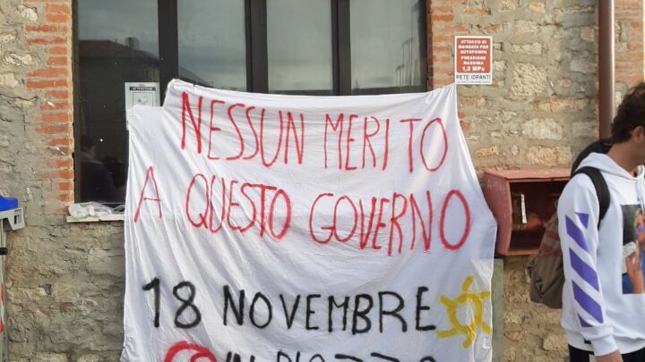 “NESSUN MERITO A QUESTO GOVERNO”, IL FLASH MOB DELLA RETE DEGLI STUDENTI MEDI PERUGIA ALL’ENTRATA DELL’ITTS A. VOLTA.