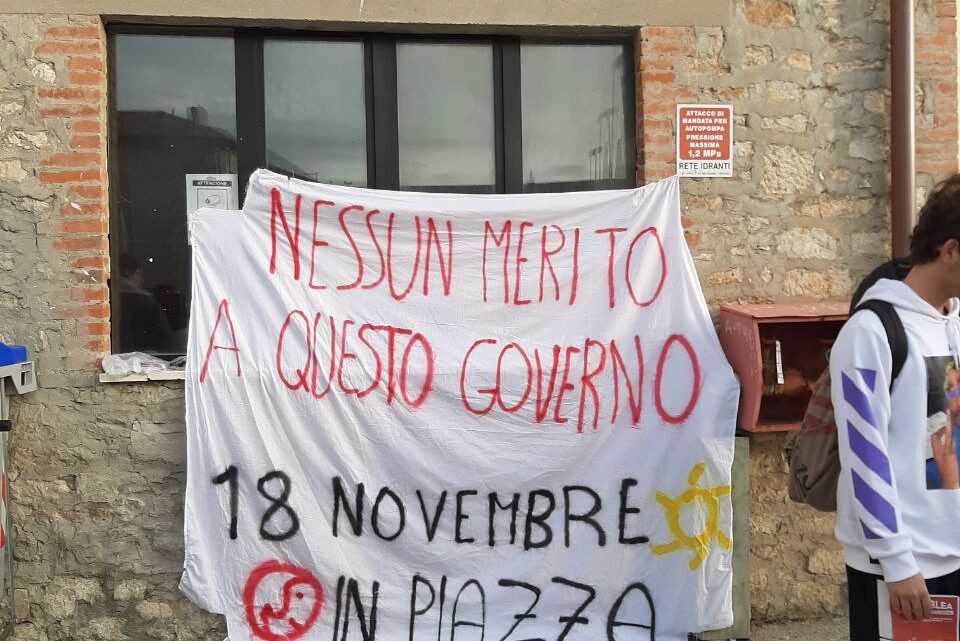 “NESSUN MERITO A QUESTO GOVERNO”, IL FLASH MOB DELLA RETE DEGLI STUDENTI MEDI PERUGIA ALL’ENTRATA DELL’ITTS A. VOLTA.
