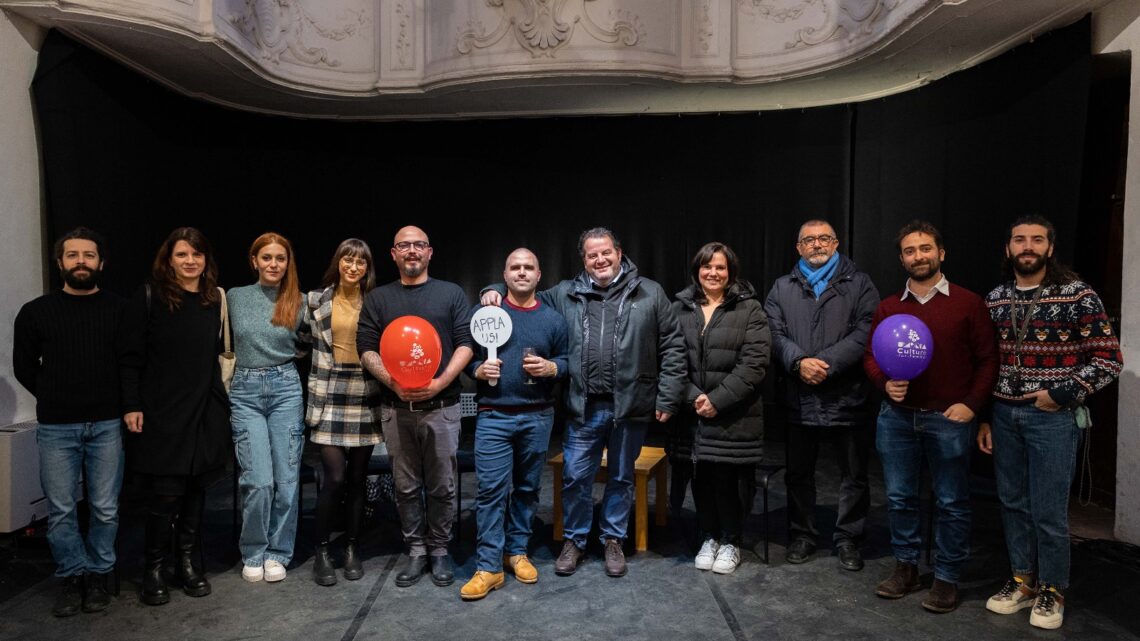 STRABISMI E FREETIME PRESENTANO A CANNARA GLI EVENTI IN PROGRAMMA NEL 2023. IL CURATORE ARTISTICO SESTI: “UN ANNO IMPEGNATIVO, CHE PORTERÀ IN UMBRIA UN TEATRO GIOVANE, INNOVATIVO E DI QUALITÀ”