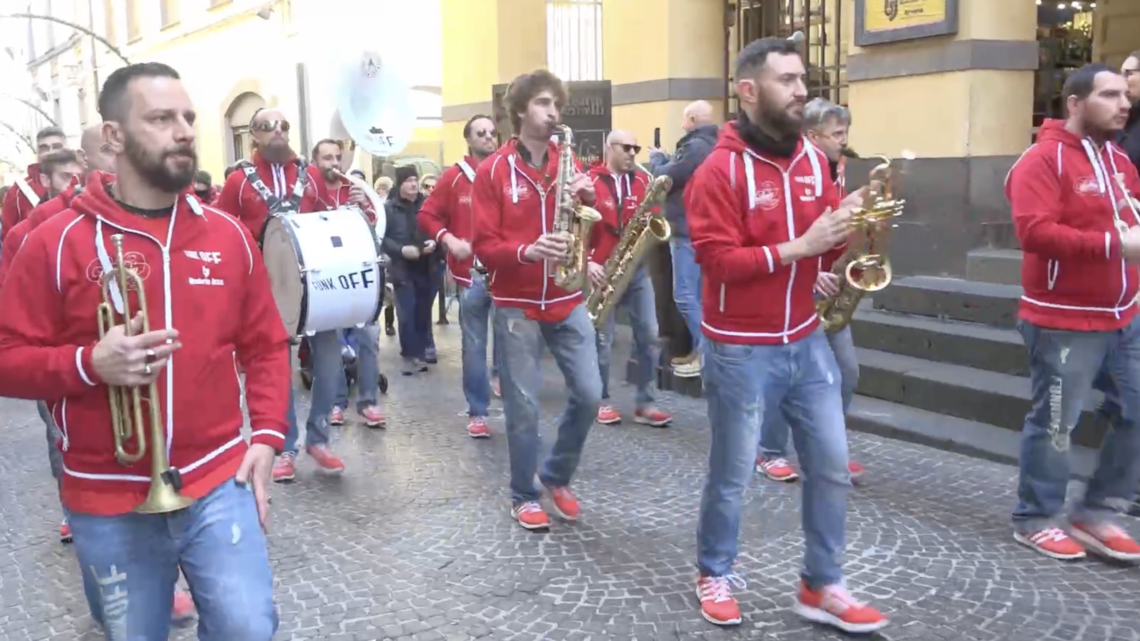 UMBRIA JAZZ WINTER #29: NEI GIORNI DEL FESTIVAL, L’ENERGIA TRASCINANTE DEI FUNK OFF NEL CENTRO STORICO DI ORVIETO CON LE LORO COINVOLGENTI STREET PARADE