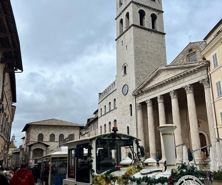 LA TORRE DEL POPOLO ATTRAE ALLA GRANDE  NAVETTA GRATUITA DA SANTA MARIA DEGLI ANGELI AL CENTRO STORICO A DISPOSIZIONE DI TURISTI E VISITATORI