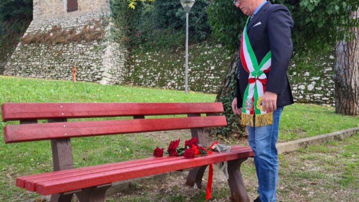 ACQUASPARTA, UNA PANCHINA ROSSA PER DIRE BASTA ALLA VIOLENZA SULLE DONNE, MONTANI: “IN UMBRIA 23 CASI AL GIORNO NEGLI ULTIMI 5 ANNI”