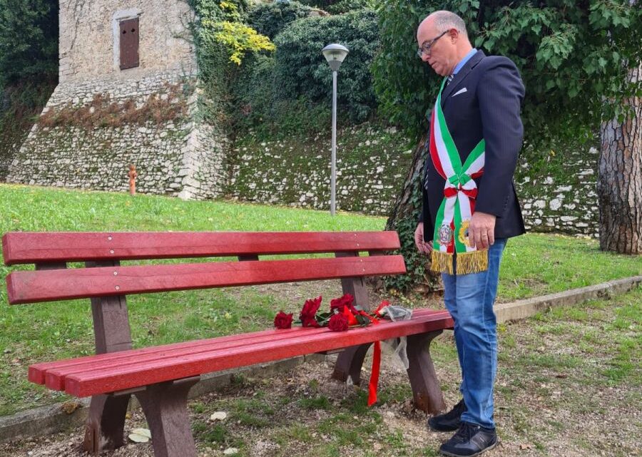 ACQUASPARTA, UNA PANCHINA ROSSA PER DIRE BASTA ALLA VIOLENZA SULLE DONNE, MONTANI: “IN UMBRIA 23 CASI AL GIORNO NEGLI ULTIMI 5 ANNI”