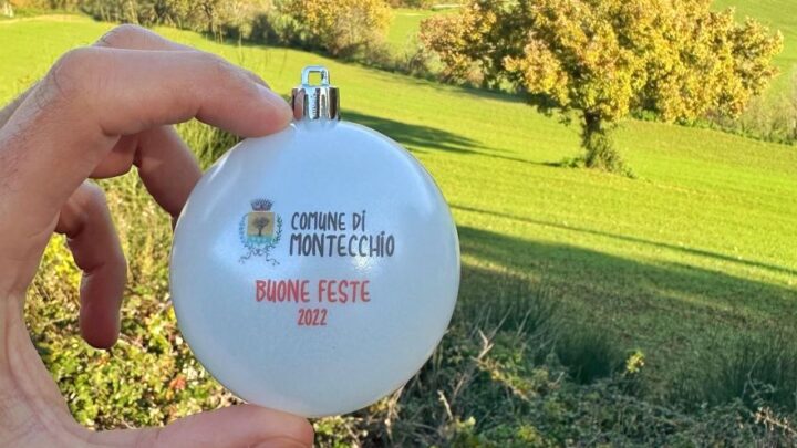 MONTECCHIO, IL SINDACO GORI REGALA UNA PALLINA DI NATALE AD OGNI STUDENTE DELLE SCUOLE CON LO SKYLINE DEL PAESE: “E’ UN SIMBOLO DI COMUNITÀ”