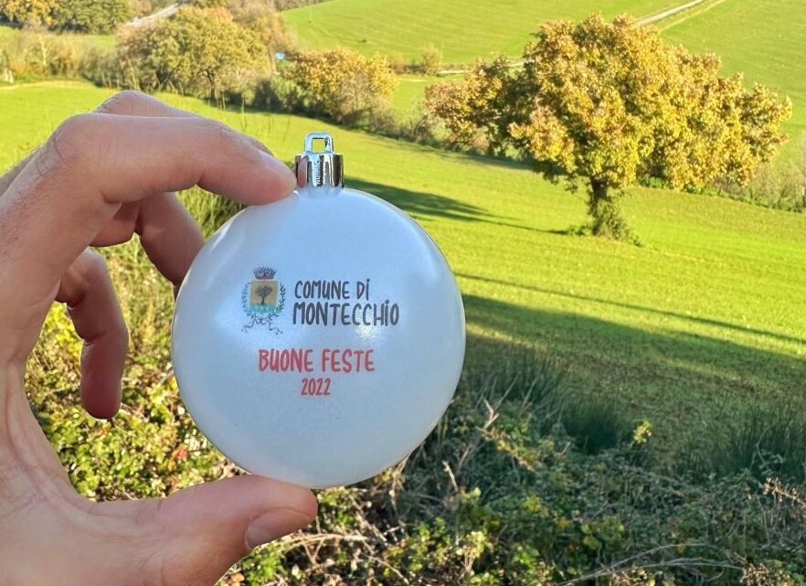 MONTECCHIO, IL SINDACO GORI REGALA UNA PALLINA DI NATALE AD OGNI STUDENTE DELLE SCUOLE CON LO SKYLINE DEL PAESE: “E’ UN SIMBOLO DI COMUNITÀ”