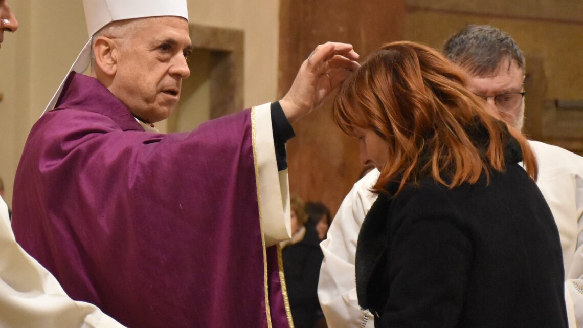 CELEBRAZIONE DELLE CENERI. MONS. SODDU: “NON POTREMMO MAI ABITUARCI, ASSUEFARCI A QUANTO DI MALE L’UOMO È CAPACE DI FARE NEL MONDO MA COMBATTERE CON LE ARMI DELL’AMORE OGNI FORMA DI VIOLENZA E DI SOPRAFFAZIONE”.