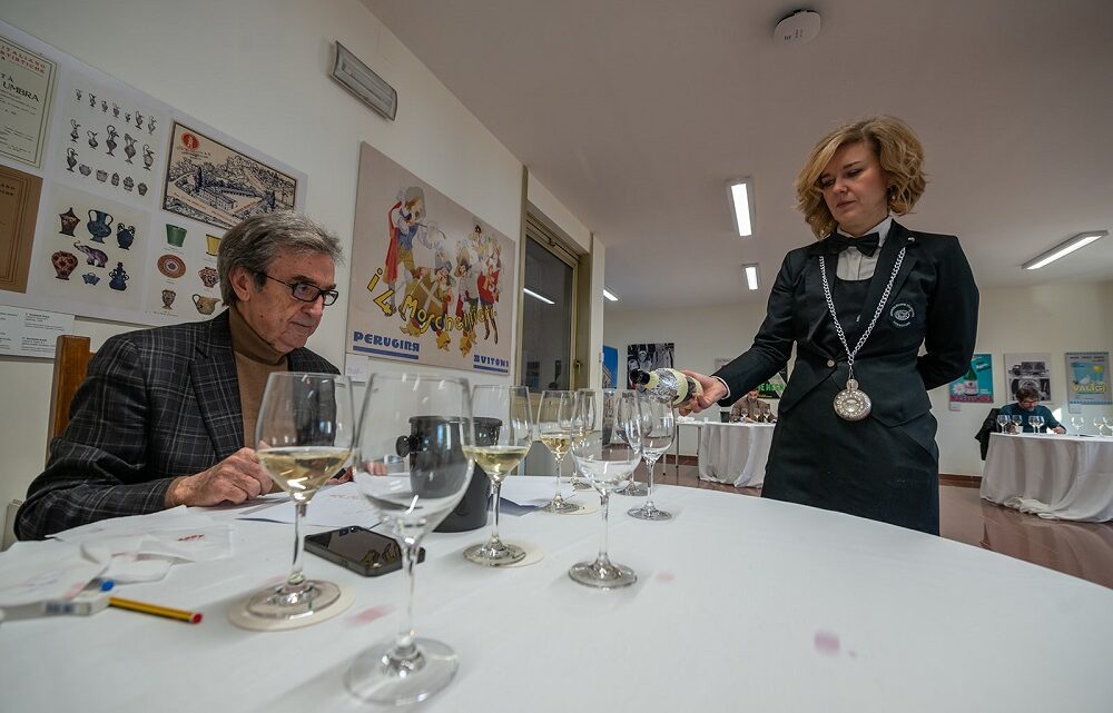 FASE FINALE PER “L’UMBRIA DEL VINO”: ECCO LE DATE DELLA CONFERENZA STAMPA DI PROCLAMAZIONE  DELLE AZIENDE VITIVINICOLE VINCITRICI  E DELLA CERIMONIA DI PREMIAZIONE CON L’ASSEGNAZIONE DEI PREMI AI VINI SELEZIONATI , ENTRAMBE IN PROGRAMMA NELLA SEDE DI PERUGIA DELLA CAMERA DI COMMERCIO DELL’UMBRIA.