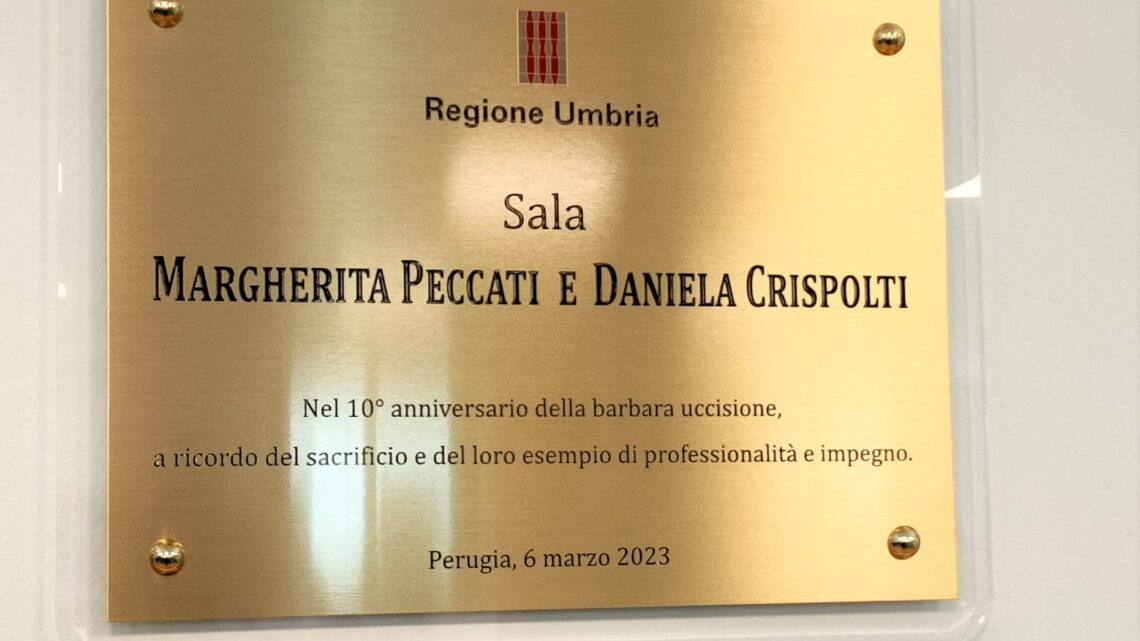 INTITOLATA NEL DECENNALE DELLA MORTE A MARGHERITA PECCATI E DANIELA CRISPOLTI LA SALA RIUNIONI DEL TERZO PIANO DI PALAZZO BROLETTO. TESEI: “UCCISE MENTRE SVOLGEVANO IL LORO LAVORO AL SERVIZIO DELLA COMUNITÀ REGIONALE”