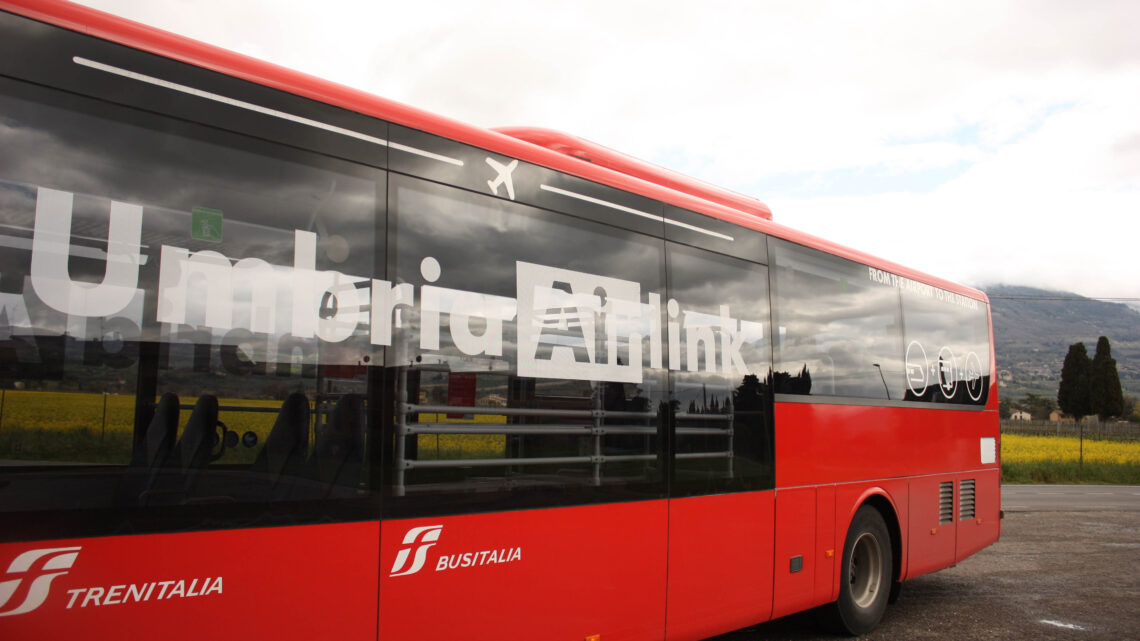 AEROPORTO, DA OGGI IL NUOVO SERVIZIO INTERMODALE TRENO+BUS DIVENTA UMBRIA AIRLINK. IMPEGNO DELL’ASSESSORATO AI TRASPORTI PER ASSECONDARE PROGETTO DI RILANCIO DEL “SAN FRANCESCO D’ASSISI” E AMPLIARE I SUOI COLLEGAMENTI 