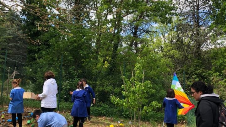 PARRANO, NUOVE PIANTE MESSE A DIMORA DAI BAMBINI E UNA BANDIERA DELLA PACE PER LA “FESTA DELLA TERRA”