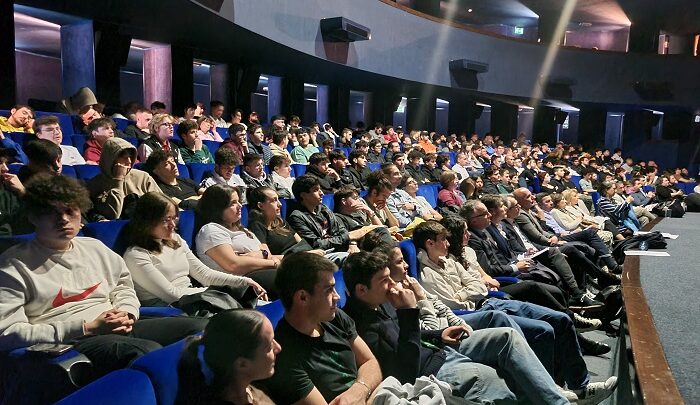 PROVINCIA, “GIOVANI IN CANTIERE”: POLITEAMA PIENO DI STUDENTI PER PARLARE DI FUTURO E LAVORO