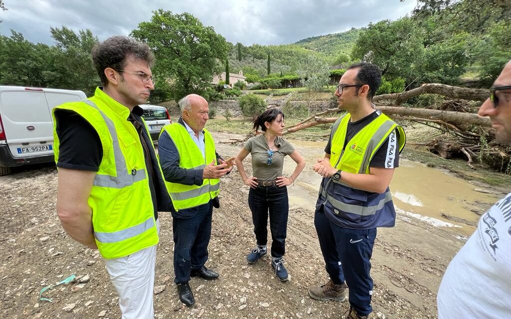 MALTEMPO IN UMBRIA, SOPRALLUOGO DELL’ASSESSORE MELASECCHE A BASTIA UMBRA, NELL’AREA DELL’ESONDAZIONE DEL FIUME TESCIO, E AD ASSISI: FENOMENI SEMPRE PIÙ FREQUENTI CHE RICHIEDONO OPERA SISTEMATICA DI PREVENZIONE. NON PIÙ RINVIABILE L’APPROVAZIONE DELLA LEGGE REGIONALE SULLA PROTEZIONE CIVILE