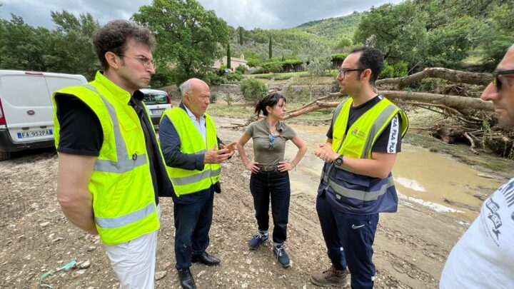 MALTEMPO IN UMBRIA, SOPRALLUOGO DELL’ASSESSORE MELASECCHE A BASTIA UMBRA, NELL’AREA DELL’ESONDAZIONE DEL FIUME TESCIO, E AD ASSISI: FENOMENI SEMPRE PIÙ FREQUENTI CHE RICHIEDONO OPERA SISTEMATICA DI PREVENZIONE. NON PIÙ RINVIABILE L’APPROVAZIONE DELLA LEGGE REGIONALE SULLA PROTEZIONE CIVILE