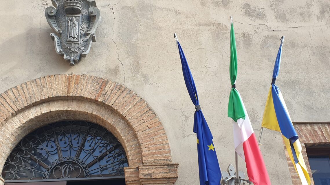 ANCHE IL COMUNE DI PORANO PARTECIPA ALLA VERGOGNA NAZIONALE DELLE BANDIERE LISTATE A LUTTO PER LA MORTE DI SILVIO BERLUSCONI
