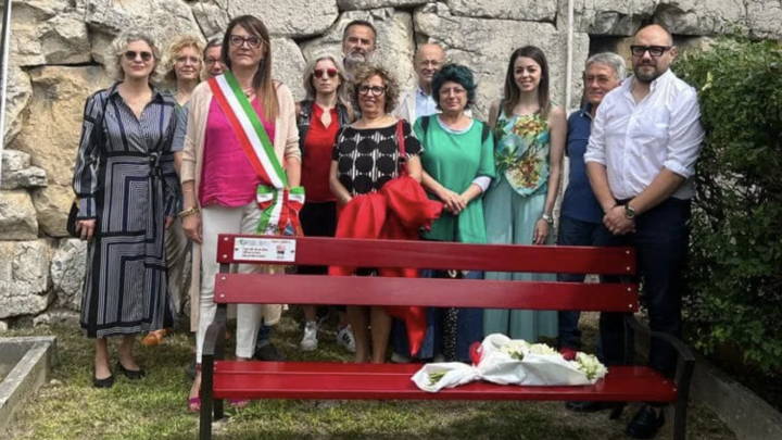 AMELIA, NO ALLA VIOLENZA SULLE DONNE: INAUGURATA LA PANCHINA ROSSA A PIAZZA XXI SETTEMBRE
