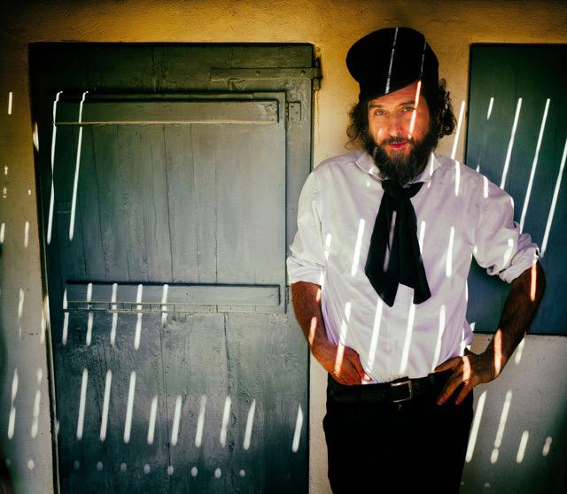 CARCERE E ALTRI STATI DI MINORITÀ: VINICIO CAPOSSELA INCONTRA LA COMUNITÀ CARCERARIA DI CAPANNE PER UN EVENTO TRA MUSICA E PAROLE.