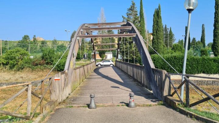 GIARDINI DI SFERRACAVALLO, CHIUSA LA PASSERELLA PEDONALE IN LEGNO