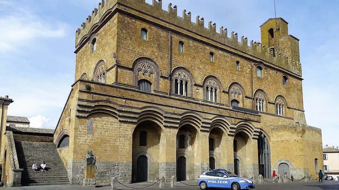 LA POLIZIA DI STATO DI ORVIETO INTERVIENE E SALVA UN SIGNORE IN PROCINTO DI GETTARSI NEL VUOTO
