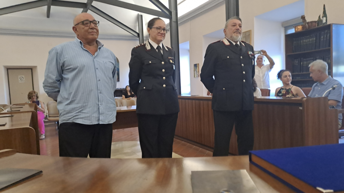 LUGNANO IN TEVERINA, IL SINDACO E IL CONSIGLIO COMUNALE CONSEGNANO LE TARGHE AL MERITO AL COMANDANTE DEI CARABINIERI E AL VICE CHE VANNO IN PENSIONE