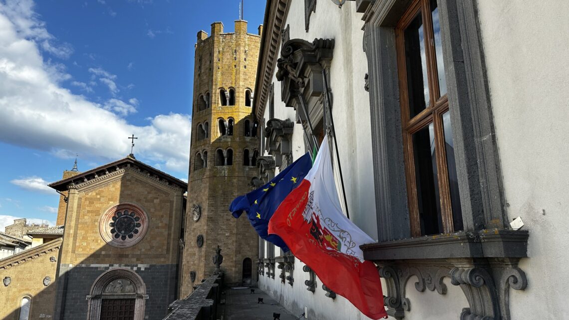 MORTE GIORGIO NAPOLITANO, BANDIERE A MEZZ’ASTA IN COMUNE