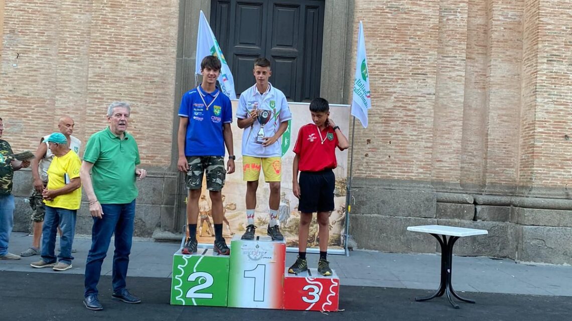 CAMPIONATO ITALIANO ASSOLUTO DEL LANCIO DEL RUZZOLONE  IL TERNANO BRUNO NERI SUL GRADINO PIU’ ALTO DEL PODIO A SOLI 14 ANNI D’ETA’: BENISSIMO ANCHE IL PAPA’ GIANNI