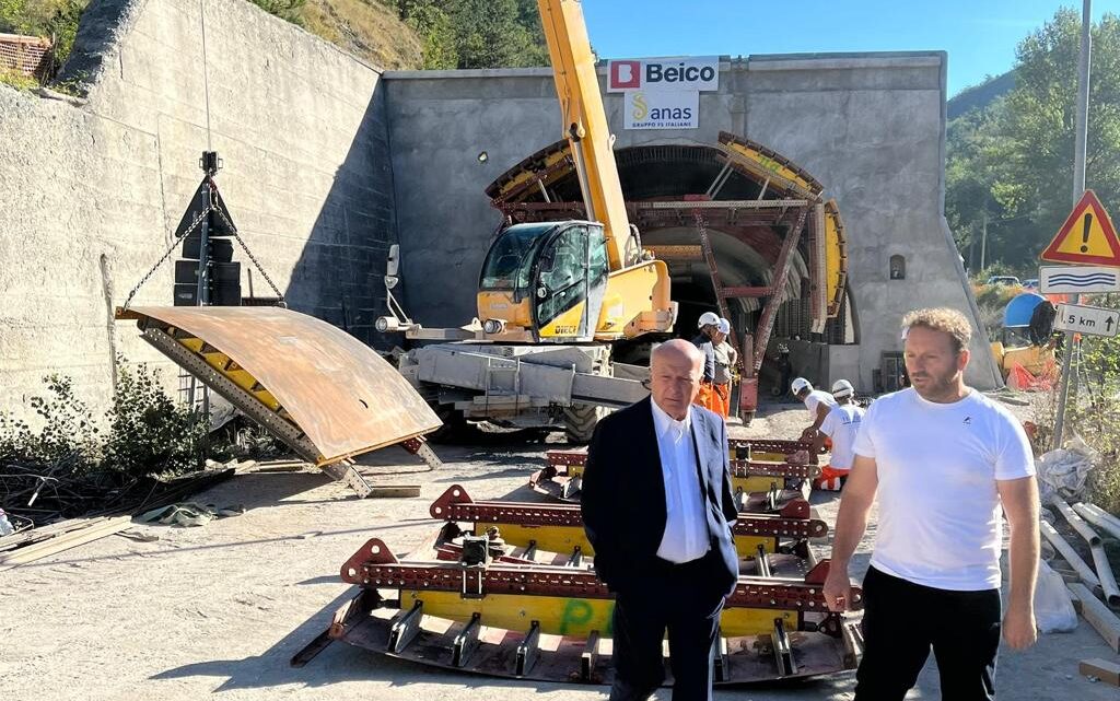 STRADA STATALE 452 “DELLA CONTESSA”, IN CORSO LE OPERAZIONI DI VARO DELLE TRAVI DEL NUOVO VIADOTTO. SOPRALLUOGO DELL’ASSESSORE MELASECCHE: LAVORI COME DA CRONOPROGRAMMA PER LA RIAPERTURA ENTRO FINE ANNO DI UN’ARTERIA FONDAMENTALE PER TUTTO IL TERRITORIO  