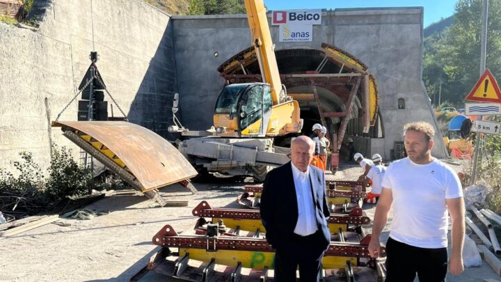 STRADA STATALE 452 “DELLA CONTESSA”, IN CORSO LE OPERAZIONI DI VARO DELLE TRAVI DEL NUOVO VIADOTTO. SOPRALLUOGO DELL’ASSESSORE MELASECCHE: LAVORI COME DA CRONOPROGRAMMA PER LA RIAPERTURA ENTRO FINE ANNO DI UN’ARTERIA FONDAMENTALE PER TUTTO IL TERRITORIO  