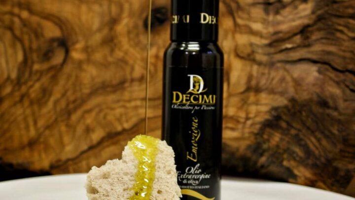L’OLIO EXTRAVERGINE DI OLIVA “EMOZIONE” DEL FRANTOIO DECIMI DI BETTONA  È IL MIGLIORE AL MONDO PER LA CATEGORIA “BLENDED – FRUTTATO INTENSO”.