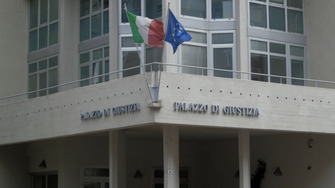 TERNI – SI PRESENTA IN TRIBUNALE CON UN TIRAPUGNI: DENUNCIATO UN 30ENNE.