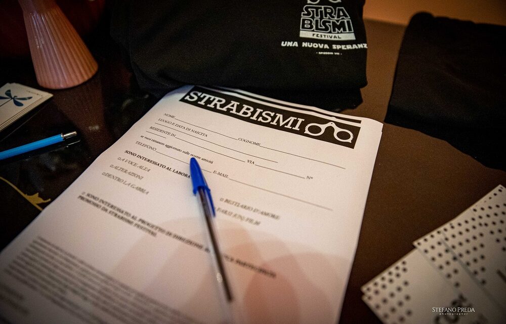 STRABISMI, PRESENTATA L’OFFERTA FORMATIVA 2023/2024. ARCHIVIATO IL FESTIVAL, LA REALTÀ ARTISTICA DI ORIGINI FOLIGNATE CHE DA OLTRE DIECI ANNI DIFFONDE E TUTELA  IL TEATRO EMERGENTE ITALIANO PROPONE UN’OFFERTA RICCA E VARIA.