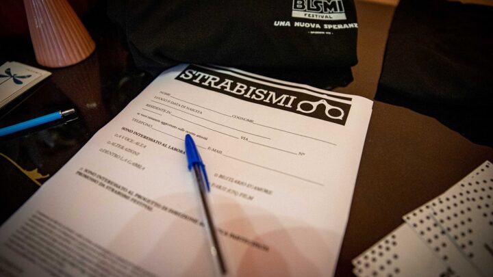 STRABISMI, PRESENTATA L’OFFERTA FORMATIVA 2023/2024. ARCHIVIATO IL FESTIVAL, LA REALTÀ ARTISTICA DI ORIGINI FOLIGNATE CHE DA OLTRE DIECI ANNI DIFFONDE E TUTELA  IL TEATRO EMERGENTE ITALIANO PROPONE UN’OFFERTA RICCA E VARIA.