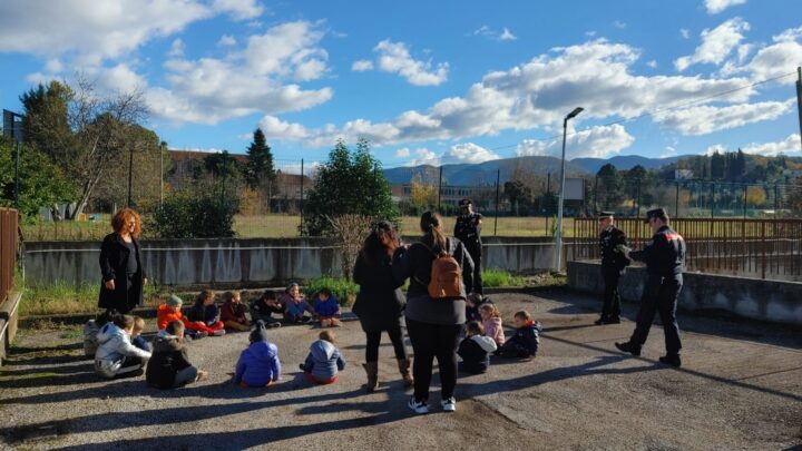 TERNI: ALUNNI IN VISITA ALLA CASERMA DEI CARABINIERI DI COLLESCIPOLI.