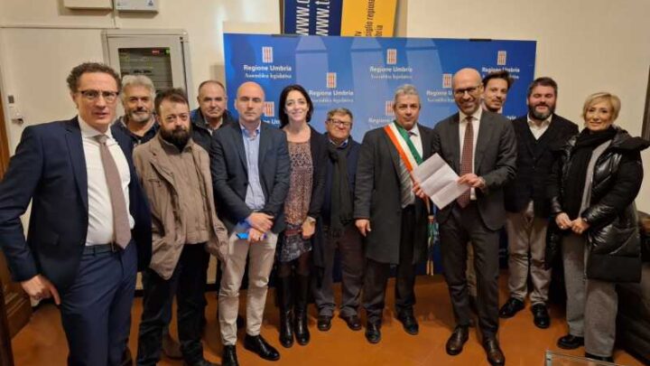 CONSEGNATA AL PRESIDENTE DELL’ASSEMBLEA LEGISLATIVA, SQUARTA LA MOZIONE APPROVATA DAL COMUNE DI SPOLETO A TUTELA DELL’OSPEDALE ‘SAN MATTEO DEGLI INFERMI’”