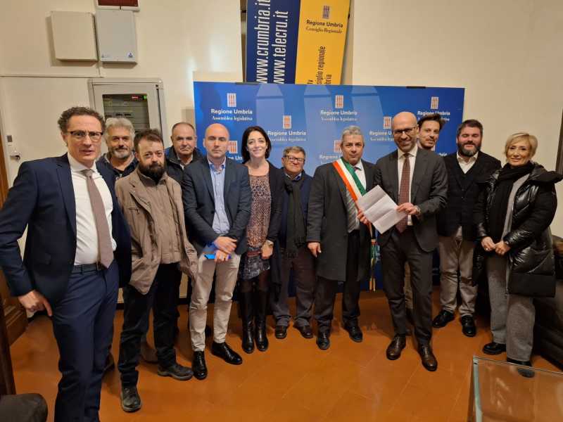 CONSEGNATA AL PRESIDENTE DELL’ASSEMBLEA LEGISLATIVA, SQUARTA LA MOZIONE APPROVATA DAL COMUNE DI SPOLETO A TUTELA DELL’OSPEDALE ‘SAN MATTEO DEGLI INFERMI’”