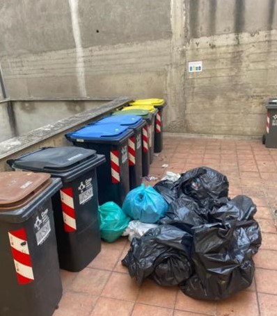 ANCORA RIFIUTI ABBANDONATI IN CENTRO, ASM E POLIZIA LOCALE IN CAMPO PER IDENTIFICARE I RESPONSABILI