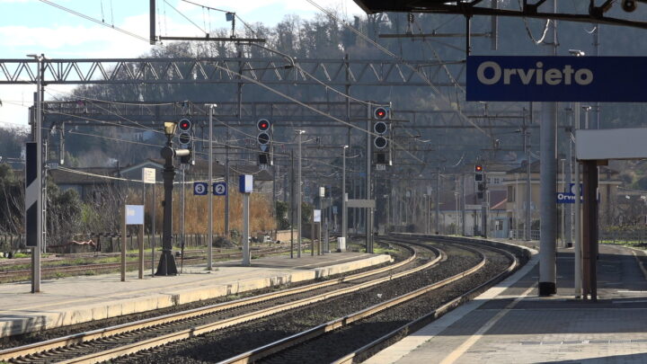 ASSESSORE MELASECCHE: I SERVIZI DI TRASPORTO PER ORVIETO DECISAMENTE MIGLIORATI IN QUESTI 4 ANNI, ANCHE GRAZIE AL CONFRONTO CON IL COMITATO PENDOLARI. TUTTE LE POSSIBILITÀ DI POTENZIAMENTO AFFRONTATE CON LA MASSIMA SERIETÀ DAL TAVOLO CONGIUNTO CON TRENITALIA. LE STRUMENTALIZZAZIONI PREELETTORALI, COME QUELLE DELLA CGIL, FANNO PARTE DI UNA RITUALITÀ RICORRENTE QUANTO INCONCLUDENTE