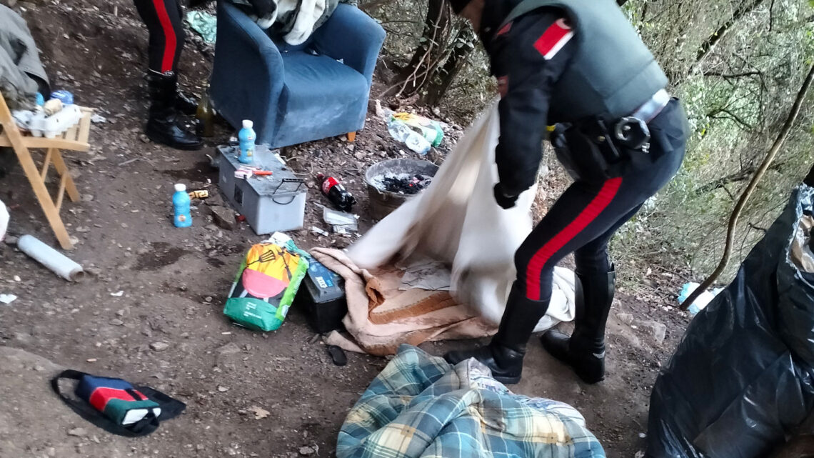 TERNI – BLITZ DEI CARABINIERI NELL’AREA BOSCHIVA DI CESI: SMANTELLATI BIVACCHI E RECUPERATE SOSTANZE STUPEFACENTI.