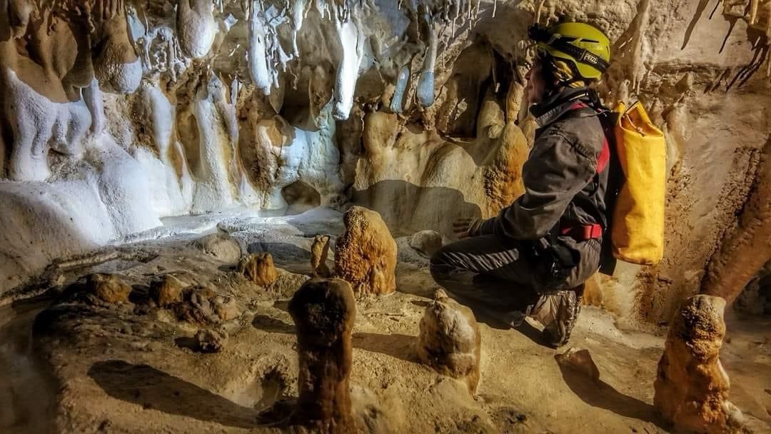ESPLORARE IL MONDO SOTTERRANEO: IL PERCORSO FORMATIVO DEI GRUPPI SPELEO UTEC E TERRE ARNOLFE