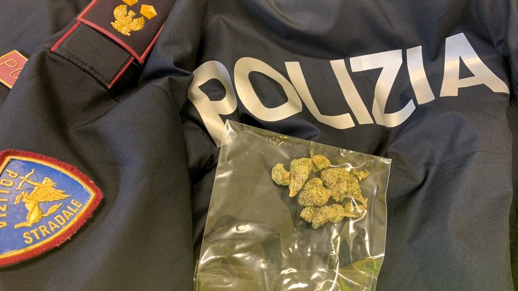CHIEDONO AIUTO ALLA POLIZIA DI STATO E VENGONO TROVATI CON LA DROGA