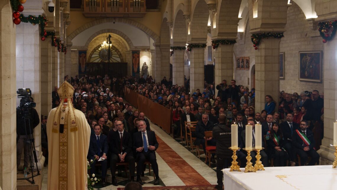 PAPA FRANCESCO BENEDICE E INCORAGGIA IL COMUNE DI ASSISI NEL COSTRUIRE LA PACE