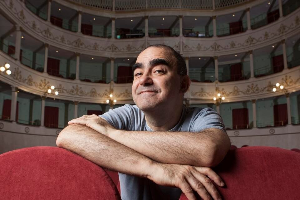 AL TEATRO MANCINELLI ELIO CANTA ENZO JANNACCI CON “CI VUOLE ORECCHIO”