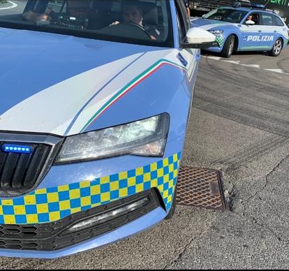 VEDE LA POLIZIA STATO E SI NASCONDE SOTTO UNA COPERTA NELL’AUTO CHE AVEVA RUBATO: DENUNCIATO UN 40ENNE DELLA PROVINCIA DI LECCO