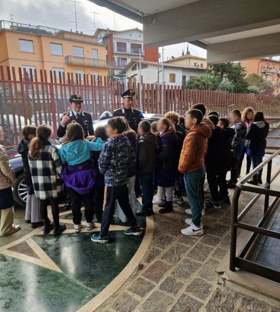 AMELIA – CULTURA DELLA LEGALITA’: SCOLARESCA IN VISITA ALLA COMPAGNIA CARABINIERI.