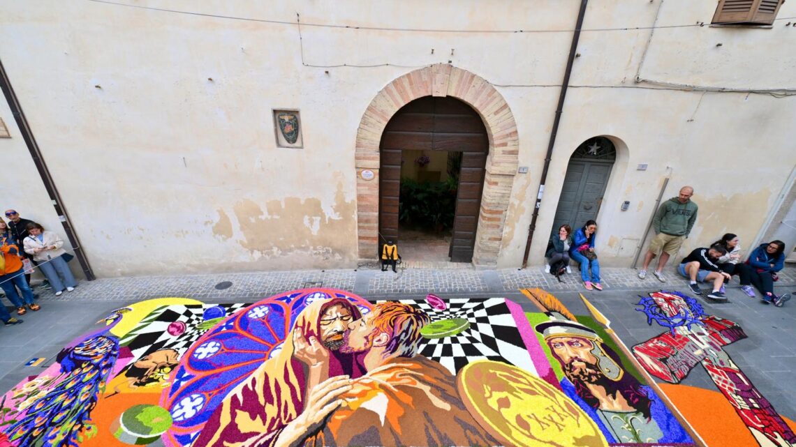 INFIORATE DI SPELLO 2024, IL GRUPPO “SAN FELICE” VINCE CON “IL BACIO DI GIUDA”