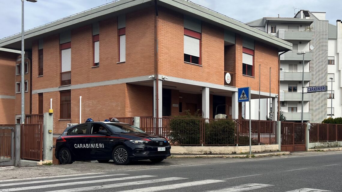 NARNI – VIOLA IL DIVIETO DI AVVICINAMENTO E DANNEGGIA AUTO ED ESTERNO DELL’ABITAZIONE DELLA MOGLIE: ARRESTATO 49ENNE.