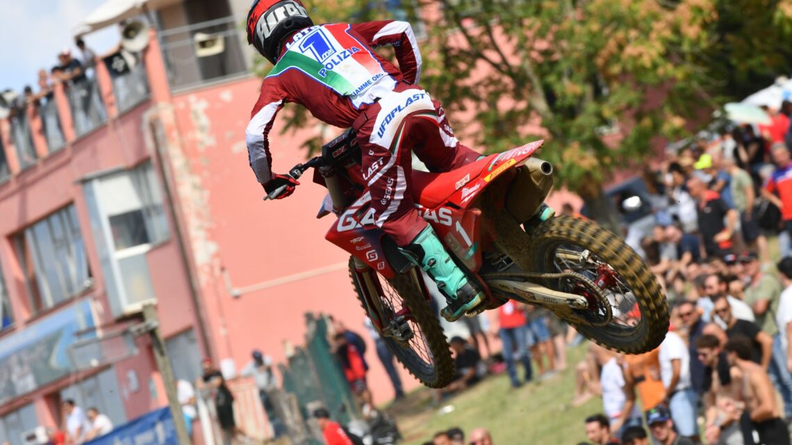 PUBBLICO ENTUSIASTA A CASTIGLIONE DEL LAGO PER IL MOTOCROSS PRESTIGE