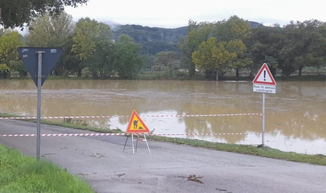 FRANE E ALLAGAMENTI NELLE ZONE DI MONTONE E PONTE PATTOLI, LE SQUADRE DEI VIGILI DEL FUOCO SONO STATE AFFIANCATE DA VOLONTARI DI PROTEZIONE CIVILE DEL POSTO E PROVENIENTI DAI COMUNI LIMITROFI E TECNICI