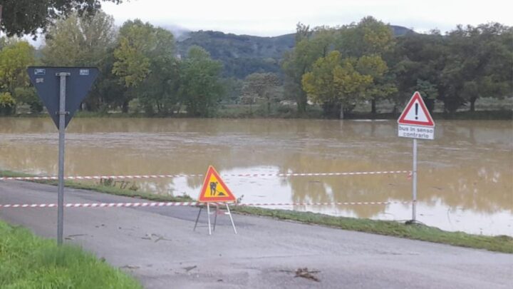 FRANE E ALLAGAMENTI NELLE ZONE DI MONTONE E PONTE PATTOLI, LE SQUADRE DEI VIGILI DEL FUOCO SONO STATE AFFIANCATE DA VOLONTARI DI PROTEZIONE CIVILE DEL POSTO E PROVENIENTI DAI COMUNI LIMITROFI E TECNICI
