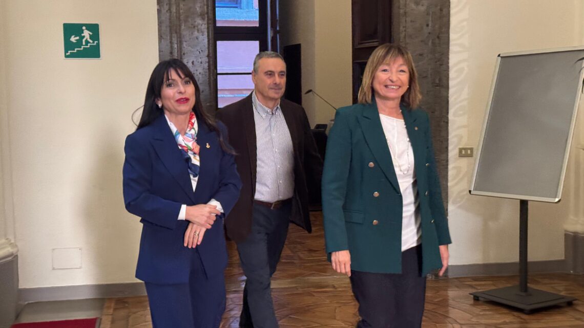 A PALAZZO DONINI PASSAGGIO DELLE CONSEGNE TRA DONATELLA TESEI E STEFANIA PROIETTI. LA NUOVA PRESIDENTE DELLA REGIONE: “L’UMBRIA DEVE RECUPERARE LA SUA CENTRALITÀ IN AMBITO NAZIONALE, OCCORRE UN CAMBIAMENTO RADICALE BASATO SULLE MIGLIORI COMPETENZE ED ENERGIE. CHIEDERÒ A BREVE UN CONFRONTO CON LA PRESIDENTE DEL CONSIGLIO E DIVERSI MINISTRI”